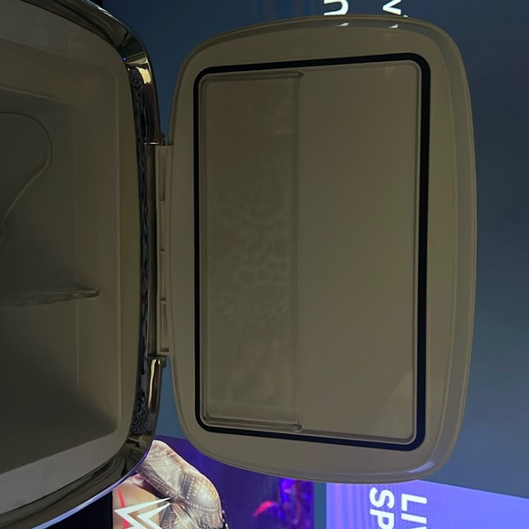 Personal Vanity Fridge(Product Dimensions 29 x 33 x 43.18 cm)